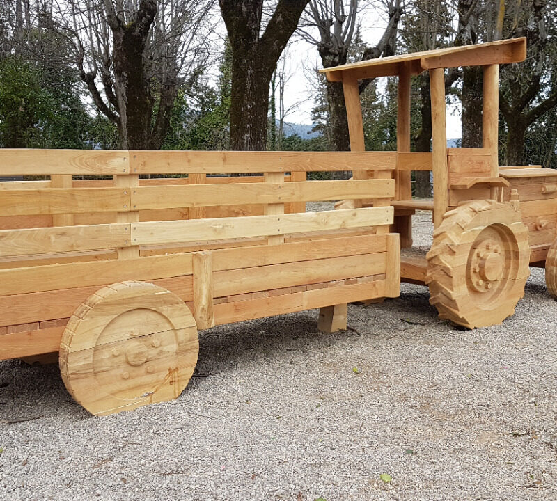 Ein Traktor als Spielgerät aus Holz ( Country Robinie XRU30 von Holzhof)